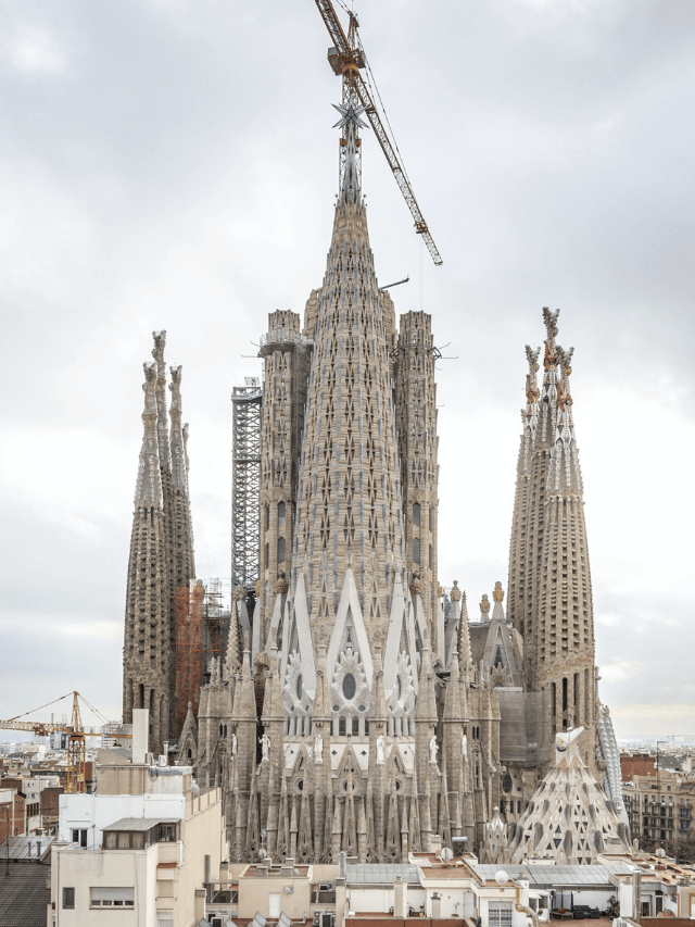 Largest unfinished Catholic church in the world – Basílica de la Sagrada Família